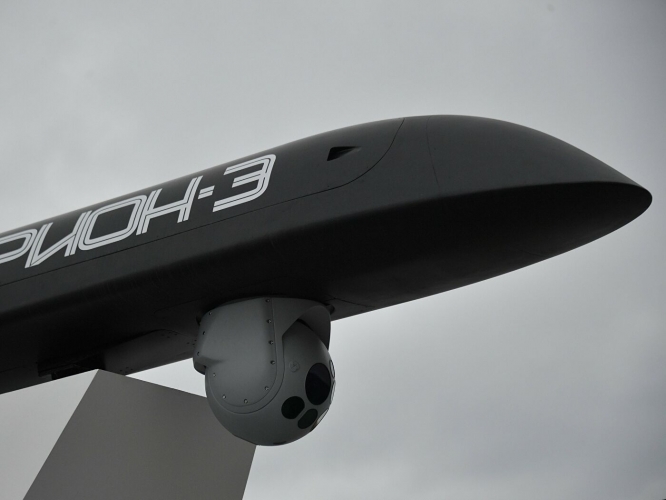 بالفيديو.. درون روسية الصنع تدمر عربات مدرعة ومخزن أسلحة للجيش الأوكراني