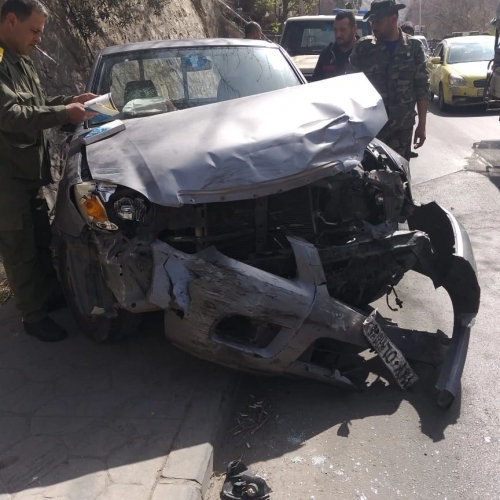 حادث سير منذ قليل  على طريق الربوة  نجم عنه وقوع 6 إصابات تم نقلها إلى المشفى  وتأذي 5 سيارات