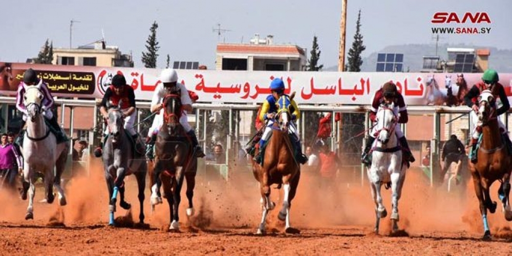 مشاركة واسعة ومنافسات قوية في السباق الدوري الأول للفروسية بحماة