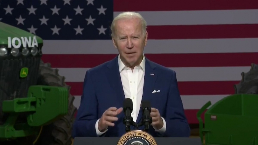 طائر /يتغوط/ على كتف جو بايدن يثير تفاعلا على وسائل التواصل الاجتماعي