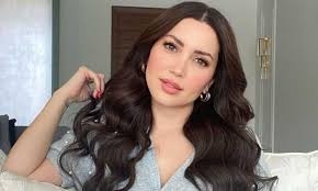 نسرين طافش تخطف الأنظار بإطلالة مسائية فريدة سحرت متابعيها