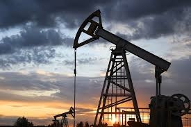 الاتحاد الأوروبي يدرس إمكانية فرض سقف أعلى لسعر النفط الروسي