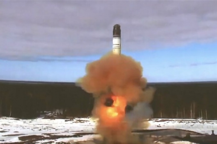 روغوزين يعرض مشاهد لحفرة خلفّها صاروخ سارمات مع نصيحة لمن يعادي روسيا تحدثوا بأدب