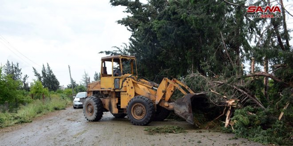 عاصفة مطرية تتسبب بأضرار مادية في مدينة جبلة والعمل جار على إزالتها