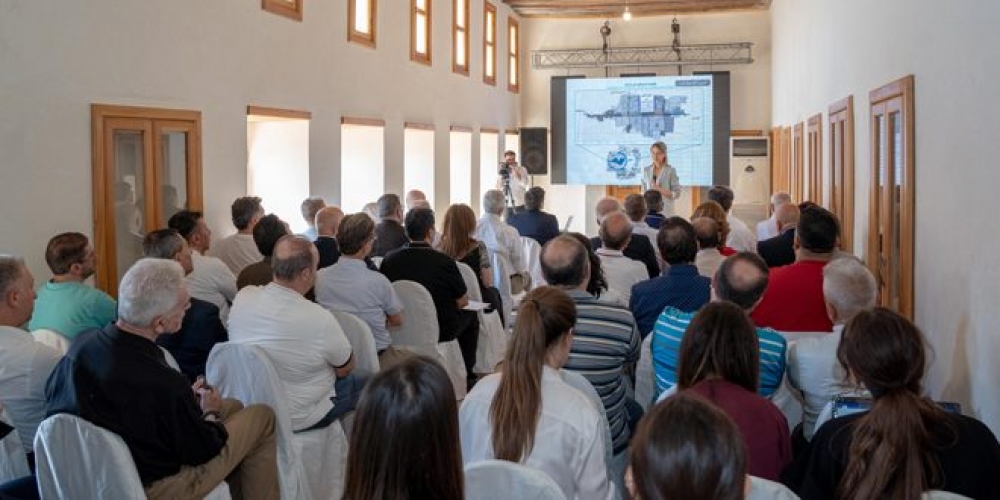  حلب.. السيدة أسماء تشارك بالجلسة الختامية لورشة تطوير أسواق الشارع المستقيم وتطلع على أعمال إعادة ترميم مدرسة سيف الدولة 