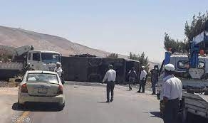 وفاة إمرأة وإصابة ستة عشر شخصاً جراء تدهور بولمان بالقرب من جسر معلولا. 