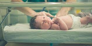 مصر.. ولادة طفلة تحمل جنيناً في بطنها