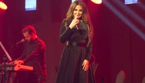 إليسا تتصدر مواقع التواصل الإجتماعي بعد تعثرها بأحد مكبرات الصوت على المسرح