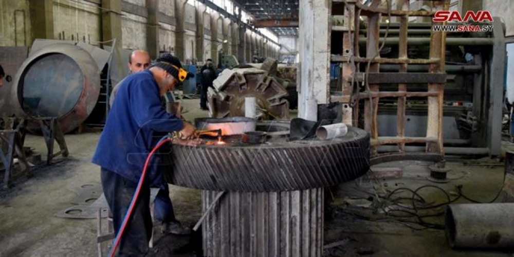 الصناعة توافق على توزيع الأرباح الإضافية على العاملين في 3 شركات عامة