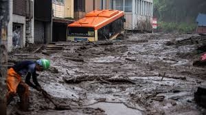 عاصفة استوائية تضرب أجزاء من اليابان وتقطع التيار الكهربائي