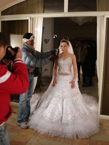 بعد إطلالتها بفستان الزفاف.. ما حقيقة زواج مي عز الدين؟