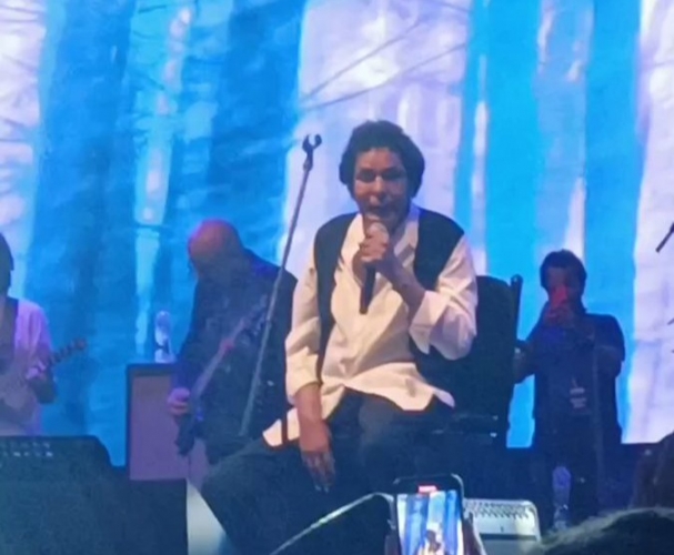 محمد منير يكمل حفله على كرسي بسبب أزمته الصحية!