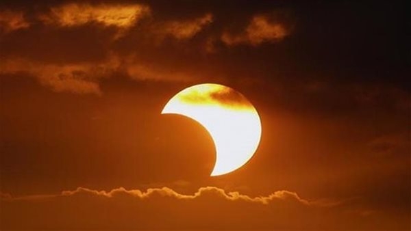 الصحة تحذر من النظر إلى قرص الشمس اليوم أثناء الكسوف الجزئي