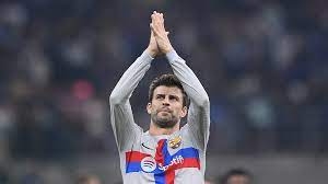 مدافع فريق برشلونة /جيرارد بيكيه/ يعلن اعتزاله اللعب بشكل مفاجئ