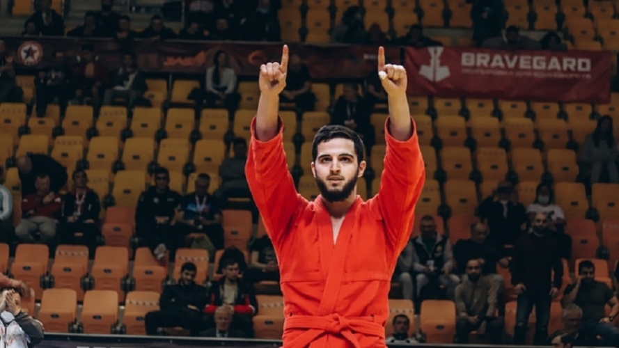 الروسي / زيلفيكاروف / يفوز بذهبية بطولة العالم لرياضة السامبو في قرغيزستان