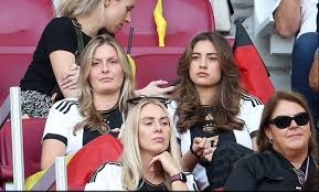 ألمانيا تستعين بـ/ زوجات اللاعبين / لرفع الروح المعنوية للاعبين قبل المواجهة الحاسمة كوستاريكا  