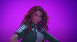 لطيفة التونسية تمازح المصورين بسبب صور هيفاء وهبي