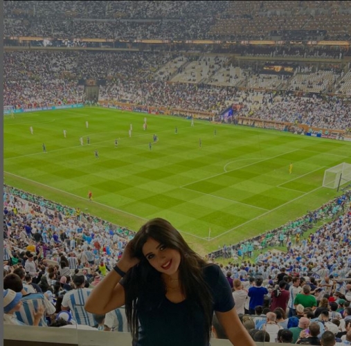 ياسمين عبد العزيز وسط الجماهير في مباراة الأرجنتين وفرنسا