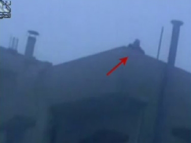 فيديو يظهر مسلح يطلق النار على المواطنين والأمن من على أسطح مباني دوما