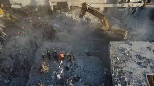 ارتفاع حصيلة ضحايا المبنى المنهار في حي الشيخ مقصود بحلب إلى 17 وفاة