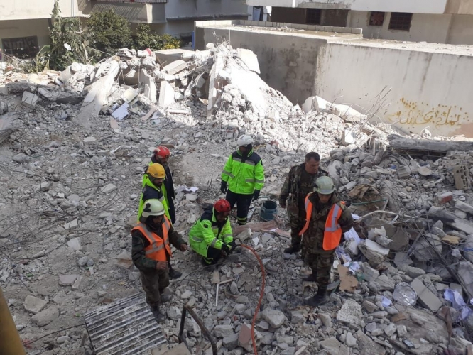 فرق الإنقاذ تواصل البحث عن الأحياء والضحايا في منطقة الفيض بجبلة