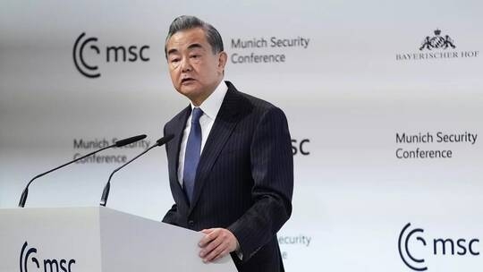 رئيس لجنة الشؤون الخارجية الصيني: العلاقات مع روسيا متينة كصخرة وصامدة أمام الوضع الدولي المتقلب