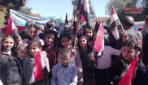 وقفة احتجاجية لأطفال منظمة طلائع البعث بدمشق للمطالبة برفع الحصار عن سورية