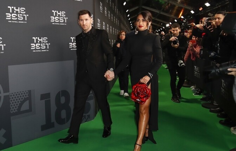 زوجة (ليونيل ميسي) تشعل منصات التواصل بعد إطلالة ساحرة لها برفقته في باريس