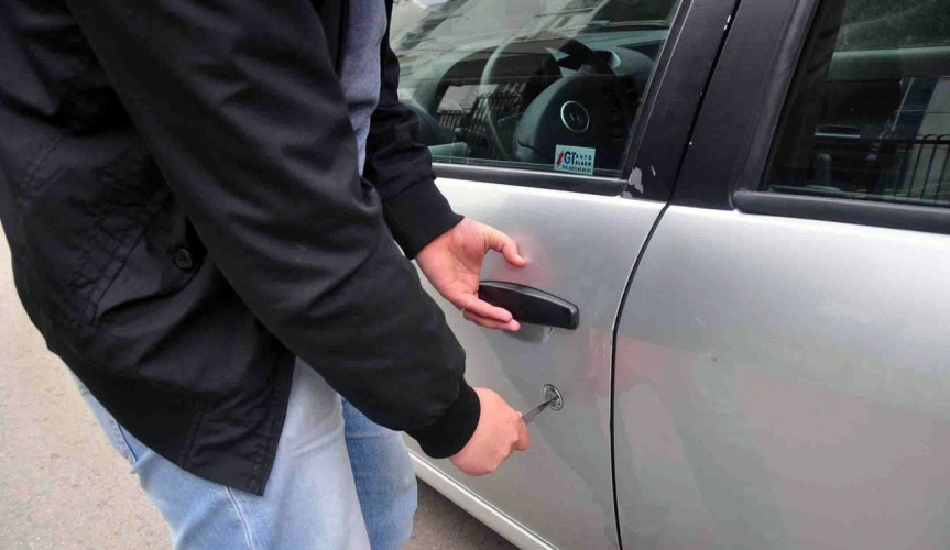 بطريقة درامية  زوجان خليجيان يسرقان سيارة من مالكها