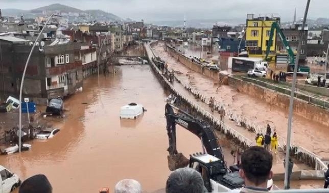 ارتفاع عدد قتلى الفيضانات جنوب تركيا إلى 16 قتيلا