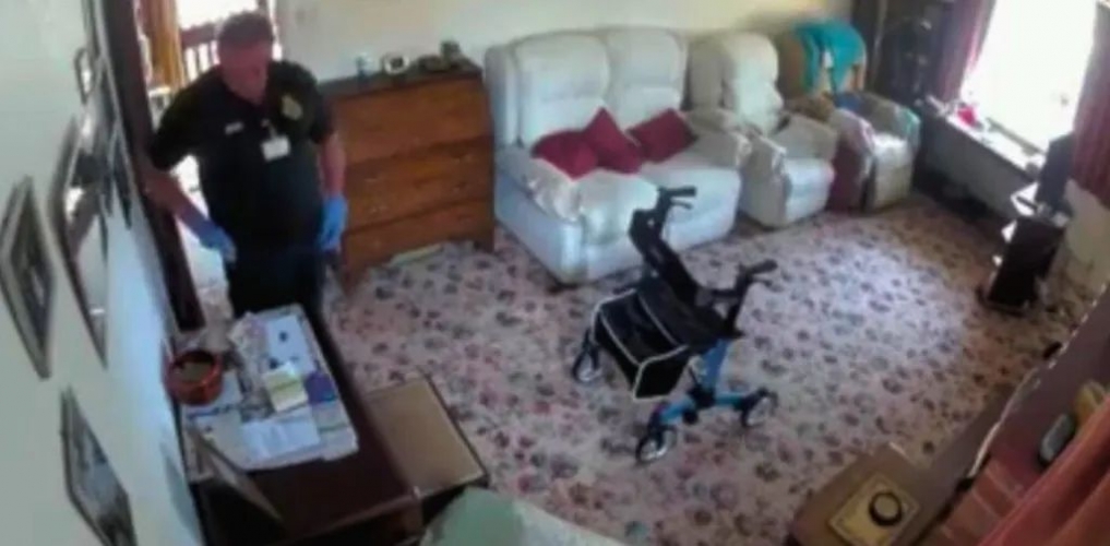 مسعف يسرق أموال مسنة بعد وفاتها ويتم تصويره