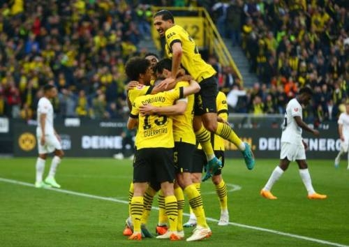 بروسيا دورتموند يهزم  ضيفه فرانكفورت ويعتلي صدارة الدوري الألماني