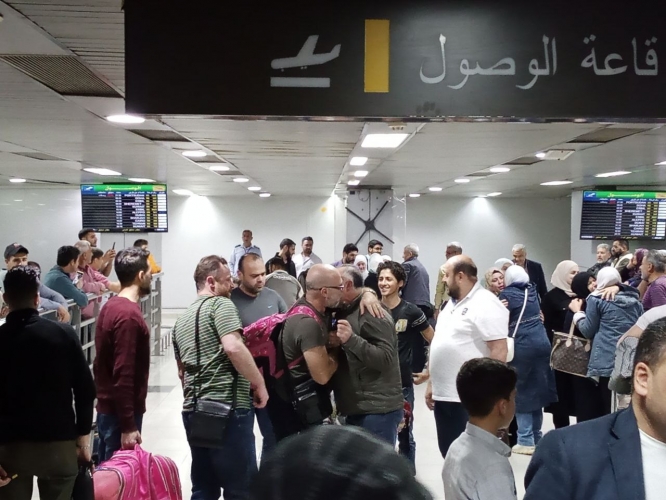 وصول الدفعة الثانية من أبناء الجالية السورية الذين تم إجلاؤهم من السودان 