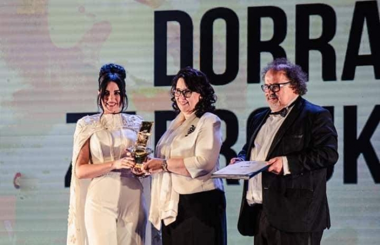 ممثل تونسي يهاجم الفنانة درة ويحرجها أمام الجمهور