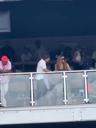 شاكيرا تظهر مع النجم الوسيم توم كروز وتوجه رسالة قوية لبيكيه