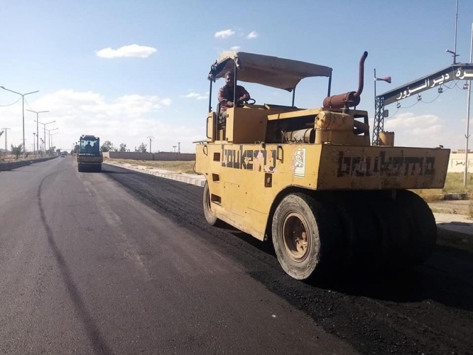 المواصلات الطرقية تستكمل صيانة طريق دير الزور الميادين في المقاطع المتضررة