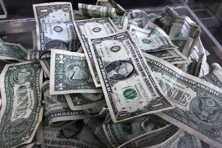 صحيفة كندية: تزايد الاهتمام بإمكانية فقدان الدولار الأمريكي دوره بسبب ديون الحكومة الامريكية