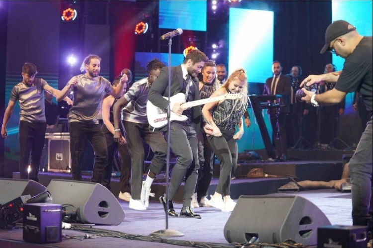 تامر حسني يكشف سبب بكائه في حفل الكويت