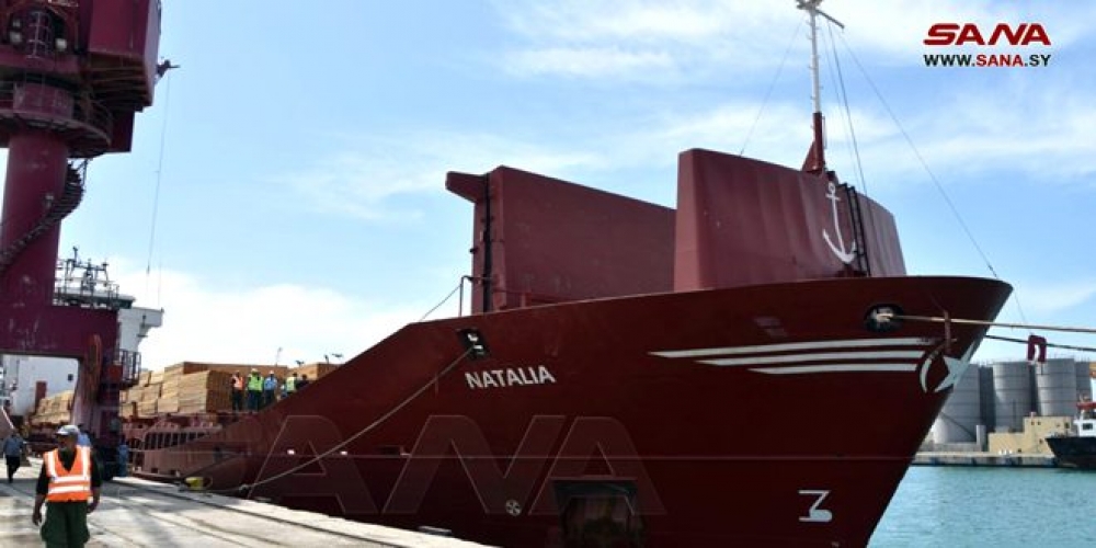 وصول باخرة مساعدات إغاثية جديدة من رومانيا إلى مرفأ طرطوس