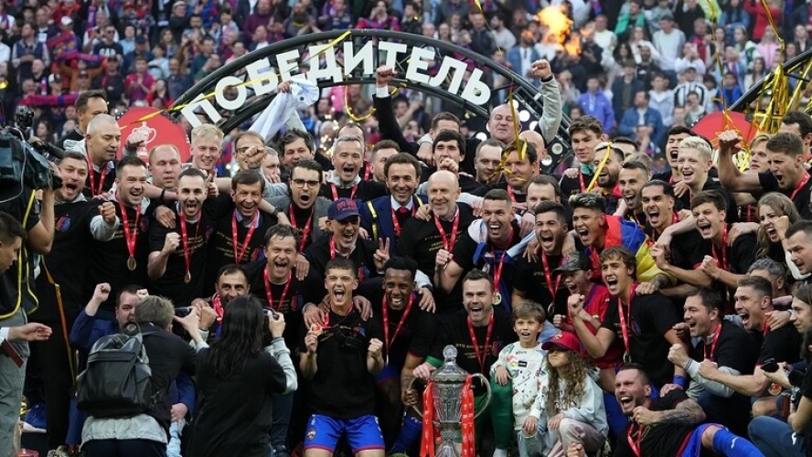 فريق تسيسكا موسكو يرفع كأس روسيا 2023 