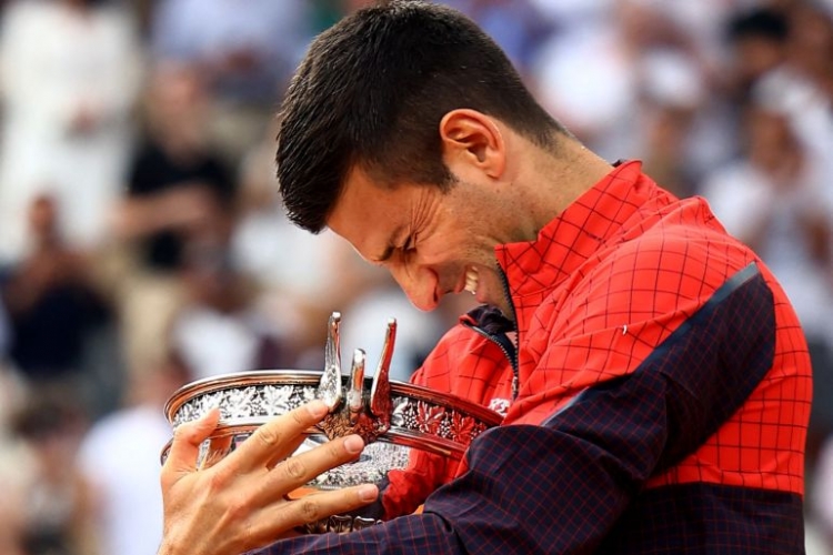 لاعب التنس الصربي ديوكوفيتش يتوج بلقب بطولة رولان غاروس الفرنسية