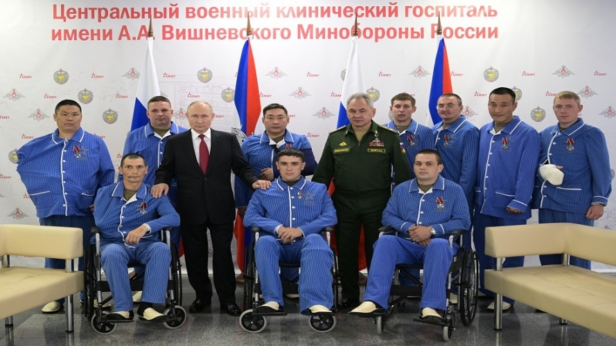 بوتين يتفقد الجنود الروس المصابين خلال مشاركتهم في العملية العسكرية الخاصة ويقلدهم أوسمة الشجاعة