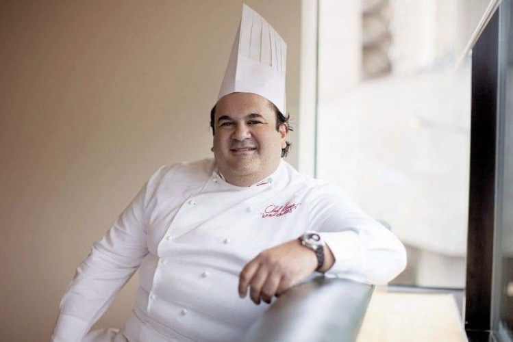 غيَّب الموت يوم الأحد الماضي الشيف اللبناني الشهير رمزي شويري إثر تعرّضه لأزمة قلبية حادة عن عمر 52 عاما.