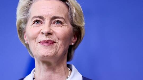 رئيسة المفوضية الأوروبية تطالب بزيادة 15% على راتبها.. فكم تتقاضى؟