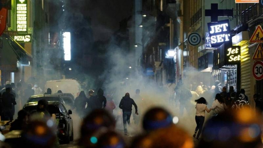 تعرض أكثر من 700 شركة لهجوم أو نهب وحرق وسط اضطرابات فرنسا