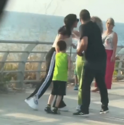 عراك بالأيدي بين ماغي بو غصن وسيدة في الشارع