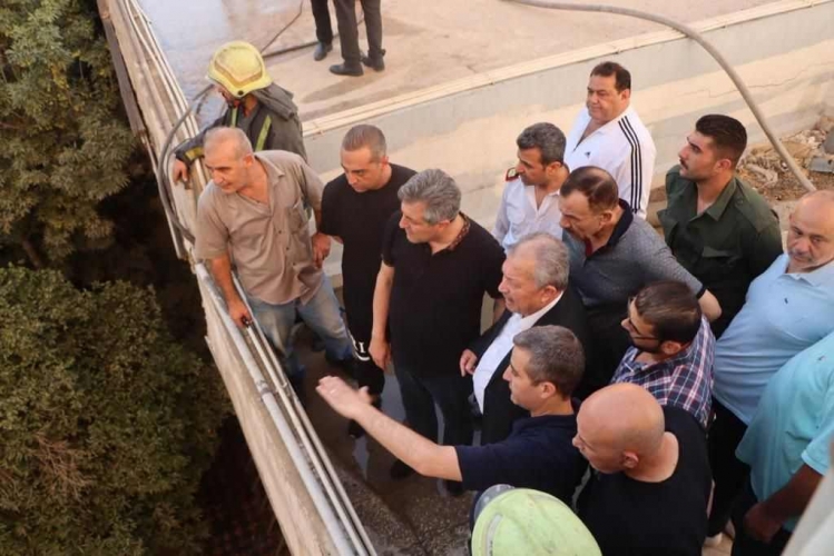 المهندس عرنوس يتفقد أعمال إخماد الحريق في شارع الثورة