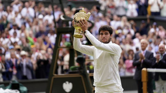 ألكاراس يهزم دجوكوفيتش بصعوبة ويتوج ببطولة ويمبلدون للتنس 