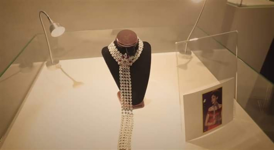 بالصور.. مقتنيات الفنانة أنغام في معرض بالسعودية