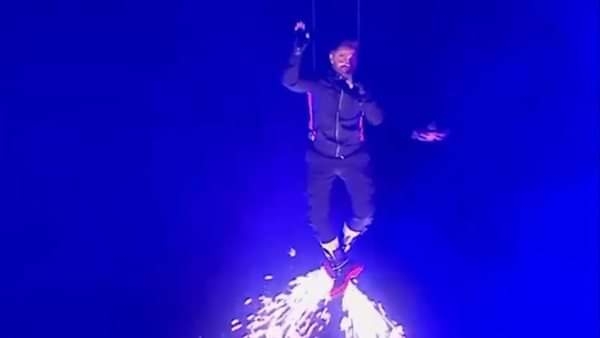 تامر حسني يبهر جمهوره بدخوله المسرح طائراً 